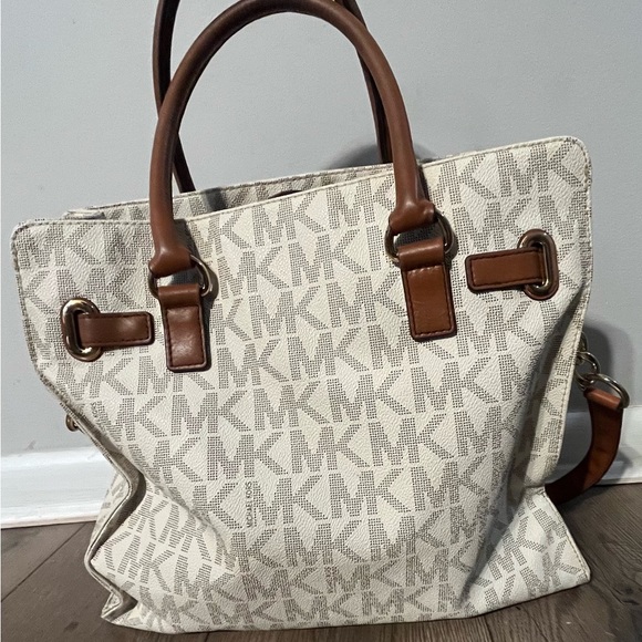 Micheal Kors purse! Like new!! - Picture 3 of 11